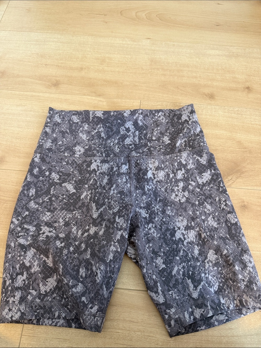 lululemon Gray Snake Print High-Rise Bike Shorts  8 - Picture 2 of 3